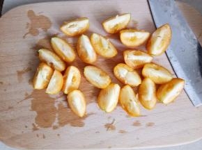 将所有金桔切成4半，去掉果核。