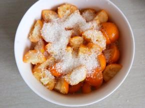 洒上白糖拌匀。