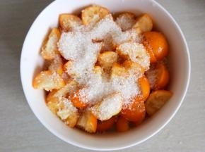 洒上白糖拌匀。