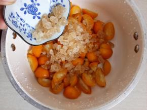 取出腌好的金桔倒入锅中，放上冰糖。