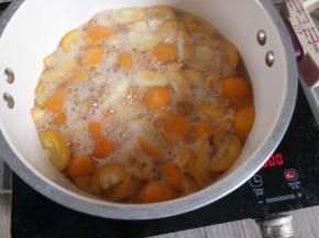 中火熬煮。