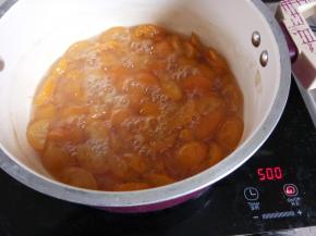 煮至20分钟左右水量变少，开小火慢慢熬煮至果肉变透亮，汁水变粘稠就可以关火了。