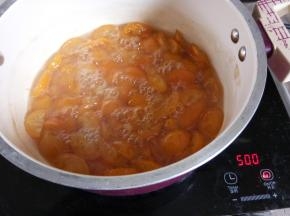 煮至20分钟左右水量变少，开小火慢慢熬煮至果肉变透亮，汁水变粘稠就可以关火了。