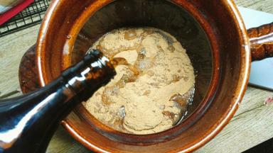 打成粉末的阿胶，直接倒进后面要熬阿胶的锅里，加入500克黄酒泡24小时以上.黄酒都倒进去之后，要搅拌几圈，会有很多粉疙瘩，没关系，都会慢慢软化