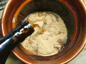打成粉末的阿胶，直接倒进后面要熬阿胶的锅里，加入500克黄酒泡24小时以上.黄酒都倒进去之后，要搅拌几圈，会有很多粉疙瘩，没关系，都会慢慢软化