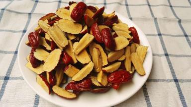 红枣洗干净凉干后去核，放烤箱低温烘烤成脆枣的状态