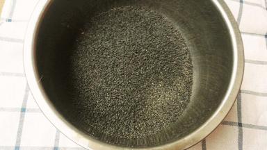 黑芝麻洗干净后炒熟