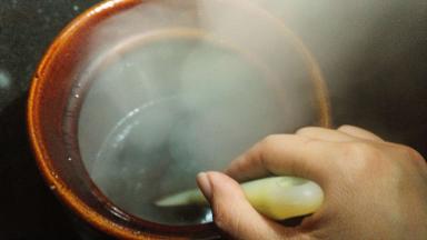 冰糖粉加入阿胶里面，稍微搅拌一下，放煤气上先大火煮沸，然后转小火，开始慢慢熬制，期间要用铲子不断搅和，防止粘锅