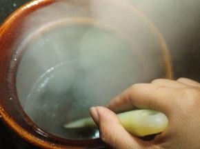 冰糖粉加入阿胶里面，稍微搅拌一下，放煤气上先大火煮沸，然后转小火，开始慢慢熬制，期间要用铲子不断搅和，防止粘锅