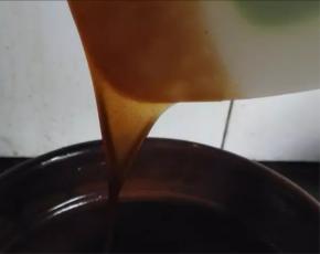 熬至“挂旗”，铲起阿胶，阿胶缓慢的流下，形成倒三角即为“挂旗”。这期间大概要熬40-60分钟