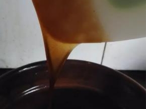 熬至“挂旗”，铲起阿胶，阿胶缓慢的流下，形成倒三角即为“挂旗”。这期间大概要熬40-60分钟