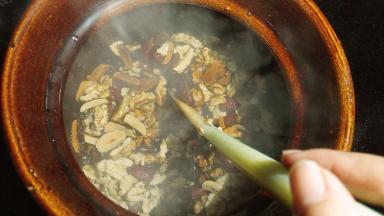 加入大枣、核桃、桂圆肉搅拌均匀，最后加入黑芝麻搅拌均匀出锅