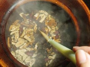 加入大枣、核桃、桂圆肉搅拌均匀，最后加入黑芝麻搅拌均匀出锅