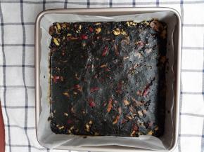 把熬好的阿胶糕盛到油纸上，上边再盖一层油纸，用擀面杖压实压平，晾凉。