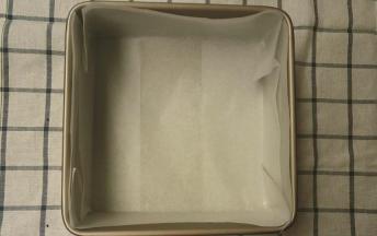 准备熬阿胶之前，准备好装阿胶的烤盘或者盒子之类的，烤盘里面铺好油纸，到时候脱模容易不沾模