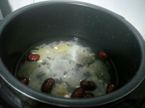 将银耳，桂圆 红枣，莲子洗净，放入电压力锅中。