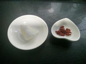 准备冰糖 枸杞。