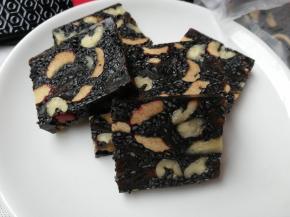 阿胶糕定型后，把油纸轻轻撕掉后就切成均匀的片