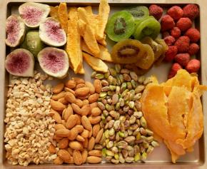 准备好各种果干和坚果，果干太大的要掰成小块。