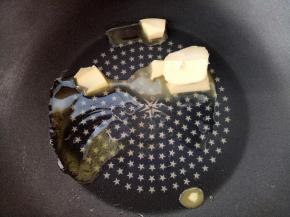 ※※※千万/一定/必须要用不粘锅※※※否则你会后悔的，黄油放入锅里，开小火。