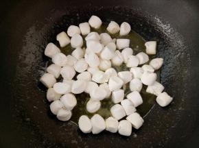 黄油化开放棉花糖翻炒。