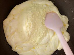 放入奶粉翻拌。