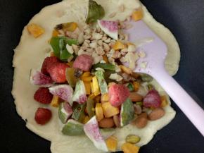 奶粉拌匀后关火。放入全部的果干和坚果。用硅胶铲翻拌使棉花糖均匀的包裹住坚果和果干。