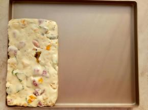 出锅放在阳晨牛轧糖金盘上整形。