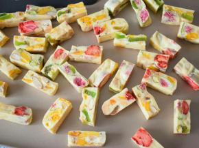 凉透了就可以切了，看看是不是特别有食欲(请忽略我的整形，哈哈)不要偷懒哦，使劲压实切出来会更整齐。