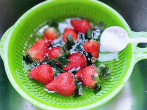 之后再加入清水，加入盐泡15分钟。