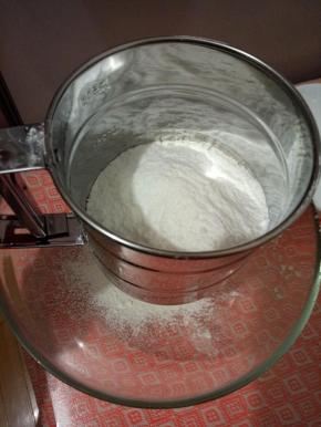 所有粉类一起过筛准备。