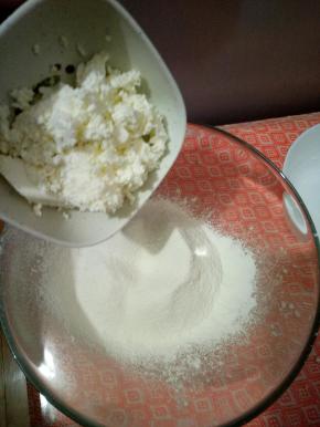 奶酪倒进去，揉成絮状。