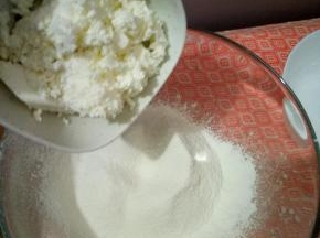 奶酪倒进去，揉成絮状。