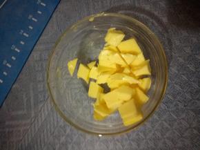 黄油切成小块，放进去继续揉搓按压。