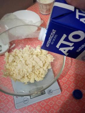 揉搓小块后，倒入10g牛奶，揉成面团，可以根据实际情况增减，当然也可以不放牛奶。