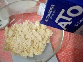 揉搓小块后，倒入10g牛奶，揉成面团，可以根据实际情况增减，当然也可以不放牛奶。