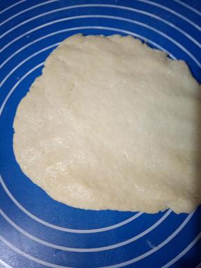 面团反复压扁，准备自己喜欢的模具。