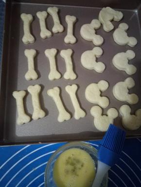 放入烤盘准备蛋液，涂抹表面，烤箱预热。