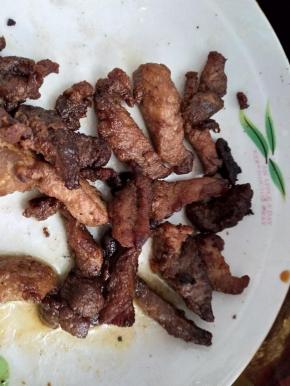 肉是事先爆好的