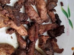 肉是事先爆好的