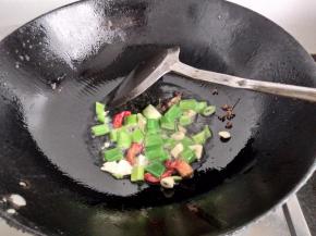 热锅入油放入作料炒香