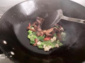 加入肉炒香