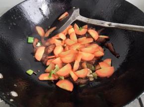 加入胡萝卜翻炒