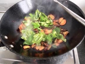 加入青椒翻炒