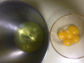 3.分离蛋黄蛋白 蛋白加入fluff棉花糖 放入冰箱冷藏