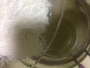 4.玉米油里趁热筛入低粉