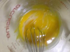 6.倒入温热的牛奶 和匀 切记 到牛奶 做的时候走神了直接到蛋黄 凝成有一坨 过筛过得想哭