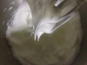 9.取出冷藏的蛋白打到湿性发泡