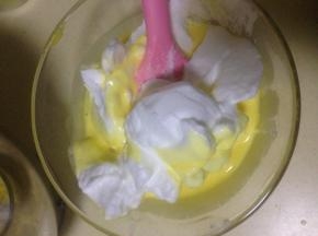 10.去一部分蛋白 到蛋黄糊里翻拌均匀