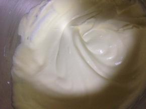 11.再倒回蛋白盆里  翻拌到没有蛋白 面糊有光泽